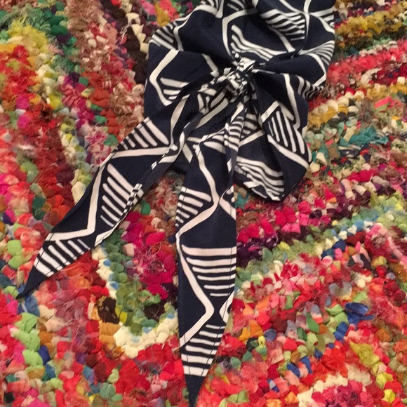 Old Navy belted dress with cute tie details - Picture 3 of 4